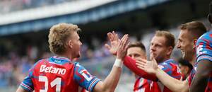 Fotbalisté Plzně při oslavě gólu, květen 2025