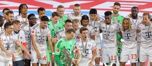 Hráči Bayernu Mnichov při oslavách titulu, květen 2025