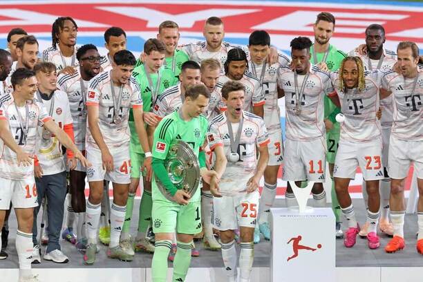 Hráči Bayernu Mnichov při oslavách titulu, květen 2025