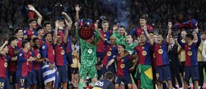 Hráči Barcelony slaví ligový titul, květen 2025