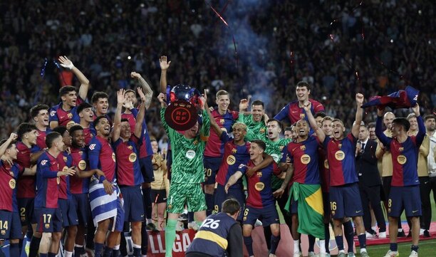 Hráči Barcelony slaví ligový titul, květen 2025