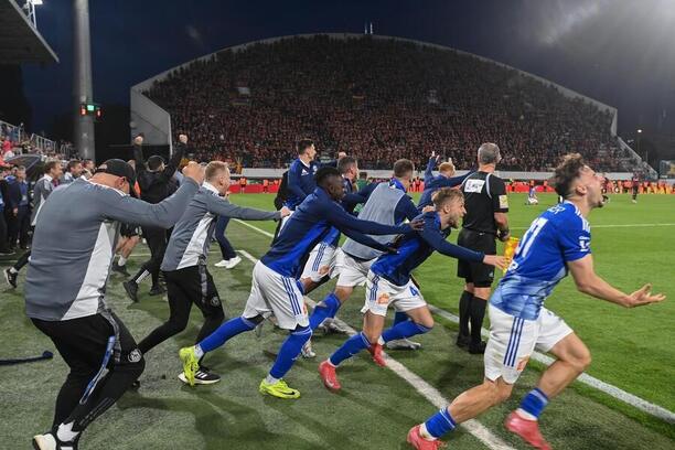 Fotbalisté Sigmy se radují z pohárového vítězství v minulém ročníku
