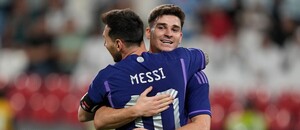 Lionel Messi a Julián Álvarez