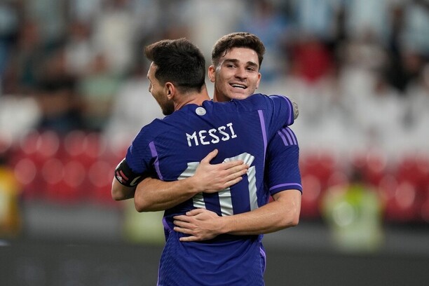 Lionel Messi a Julián Álvarez