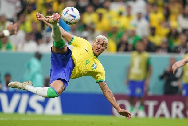 Brazilec Richarlison akrobatickým kopem střílí krásný gól na MS ve fotbale 2022 proti Srbsku - Profimedia