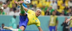 Brazilec Richarlison akrobatickým kopem střílí krásný gól na MS ve fotbale 2022 proti Srbsku - Profimedia