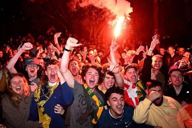 Fanoušci v Austrálii oslavují postup svého národního týmu do osmifinále MS ve fotbale 2022 - Profimedia