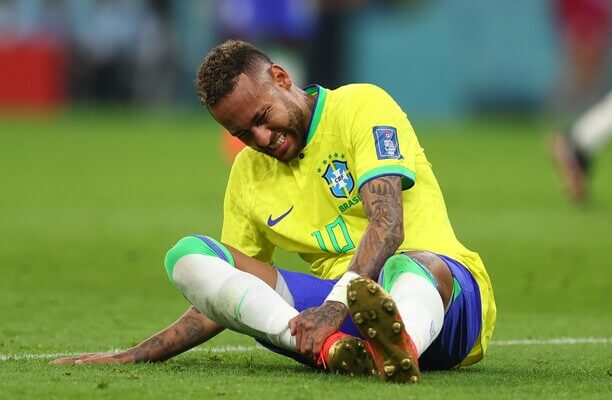 Neymar si v prvním zápase na MS zranil kotník, Brazílie musela dohrát skupinu bez něj - Profimedia