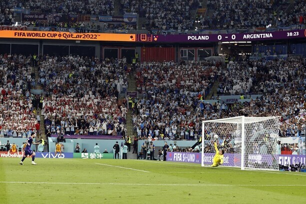 Wojciech Szczesny chytil penaltu Messimu a výrazně přispěl k postupu Polska - Profimedia