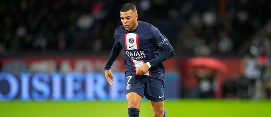 Kylian Mbappé v zápase se Štrasburkem Kylian Mbappé v zápase se Štrasburkem