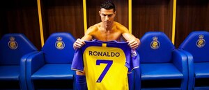 Cristiano Ronaldo s dresem svého nového klubu Al Nassr ze Saudské Arábie.