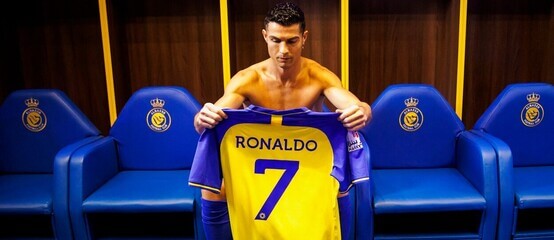 Cristiano Ronaldo s dresem svého nového klubu Al Nassr ze Saudské Arábie. Cristiano Ronaldo s dresem svého nového klubu Al Nassr ze Saudské Arábie.