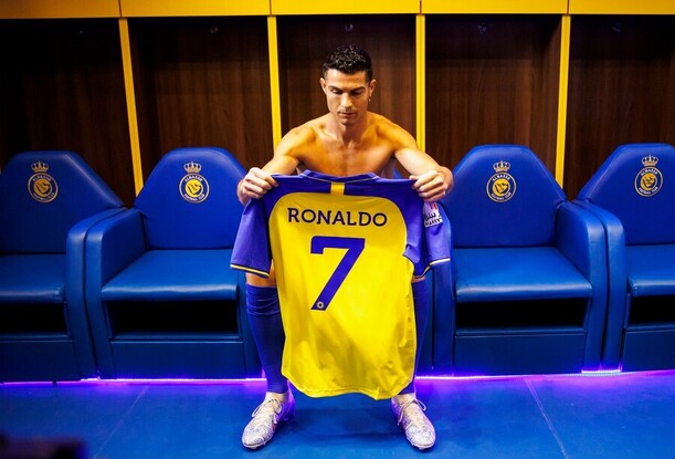 Cristiano Ronaldo s dresem svého nového klubu Al Nassr ze Saudské Arábie.