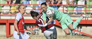 Slávistky Gabriela Šlajsová a Olivie Lukášová v souboji se sparťankou Klárou Cvrčkovou