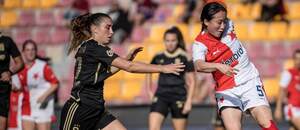 Anna Šubrtová (Sparta) a Michelle Xiao (Slavia) v souboji o míč