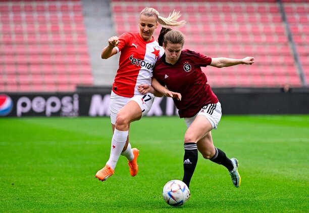 Gabriela Šlajsová a Antonie Stárová v souboji o míč