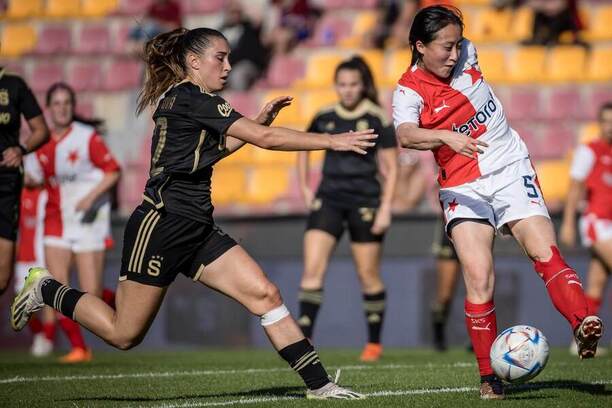 Anna Šubrtová (Sparta) a Michelle Xiao (Slavia) v souboji o míč