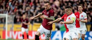 Lukáš Haraslín a Tomáš Holeš bojují o míč