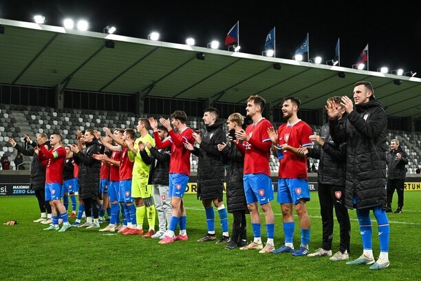 Čeští reprezentanti do 21 let děkují fanouškům po výhře nad Slovenskem v listopadu 2023