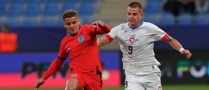 Max Aarons a Václav Sejk bojují o míč Max Aarons a Václav Sejk bojují o míč