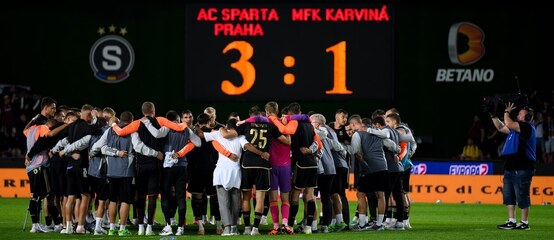 Sparťané v tradičním kolečku po výhře nad Karvinou Sparťané v tradičním kolečku po výhře nad Karvinou