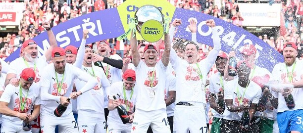 Hráči pražské Slavie s trofejí pro vítěze Chance Ligy 2024/25