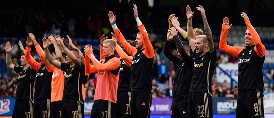 Sparťané děkují fanouškům po výhře v Liberci Sparťané děkují fanouškům po výhře v Liberci