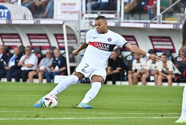 Kylian Mbappé střílí při utkání s Clermontem