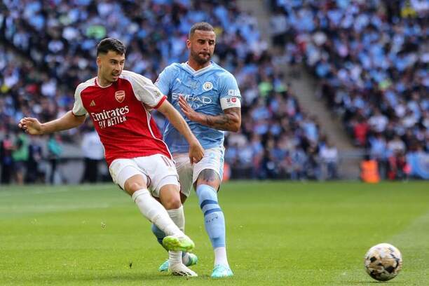 Martinelli a Kyle Walker v utkání Community Shield