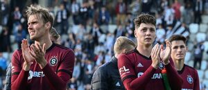 Sparťané děkují fanouškům po výhře v Hradci Králové Sparťané děkují fanouškům po výhře v Hradci Králové