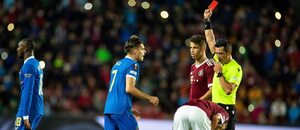 Glen Kamara opouští hřiště po červené kartě v utkání se Spartou Glen Kamara opouští hřiště po červené kartě v utkání se Spartou