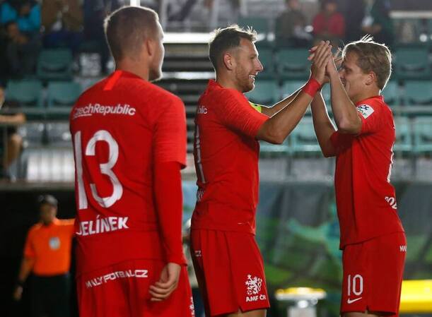 Fotbalisté Česka se radují z branky na šampionátu 2019