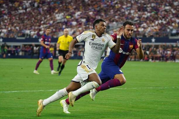Rodrygo a Eric Garcia v přátelském utkání Real Madrid vs. Barcelona