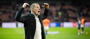 Trenér Brian Priske hecuje fanoušky před utkáním s Rangers Trenér Brian Priske hecuje fanoušky před utkáním s Rangers