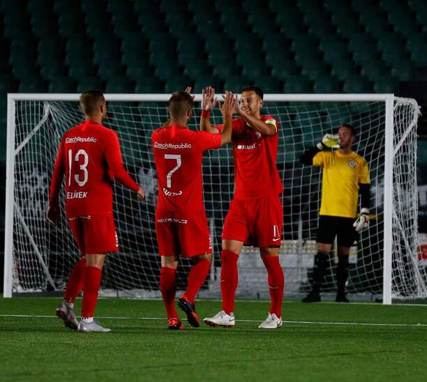 Česká reprezentace v malém fotbale oslavuje vstřelenou branku