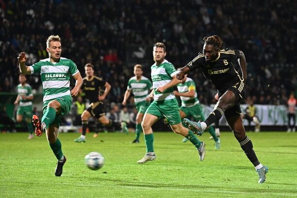 Victor Olatunji zakončuje při pohárovém utkání proti Bohemians