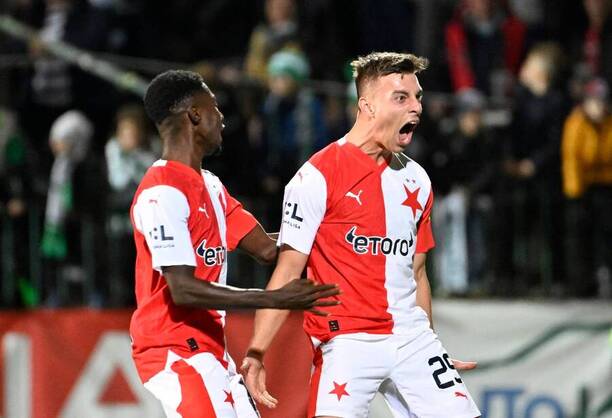 Michal Tomič se v dresu Slavie Praha raduje ze vstřelené branky