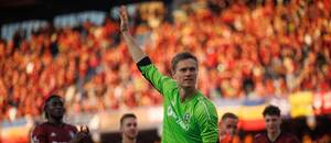 Peter Vindahl při děkovačce po 311. derby Peter Vindahl při děkovačce po 311. derby