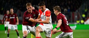 Mojmír Chytil se snaží udržet míč před Asgerem Sørensenem a Tomášem Wiesnerem Mojmír Chytil se snaží udržet míč před Asgerem Sørensenem a Tomášem Wiesnerem