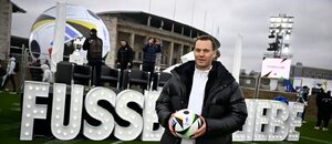 Manuel Neuer při představení oficiálního míče pro Euro 2024