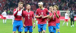 Hráči české reprezentace děkují fanouškům po remíze s Polskem