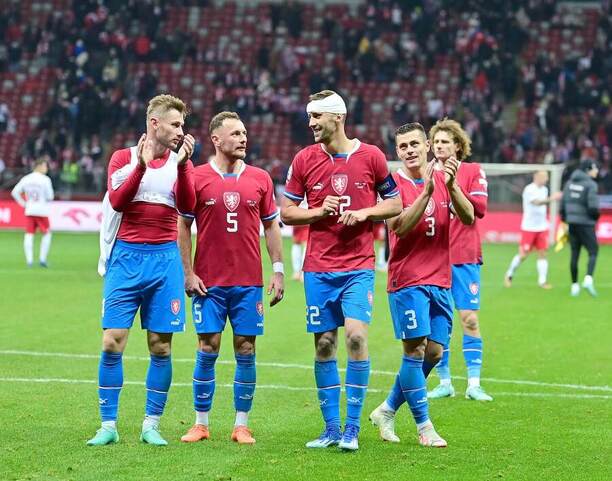 Hráči české reprezentace děkují fanouškům po remíze s Polskem