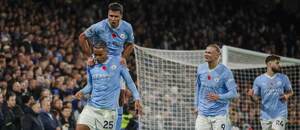 Fotbalisté Manchesteru City se radují z branky proti Chelsea Fotbalisté Manchesteru City se radují z branky proti Chelsea