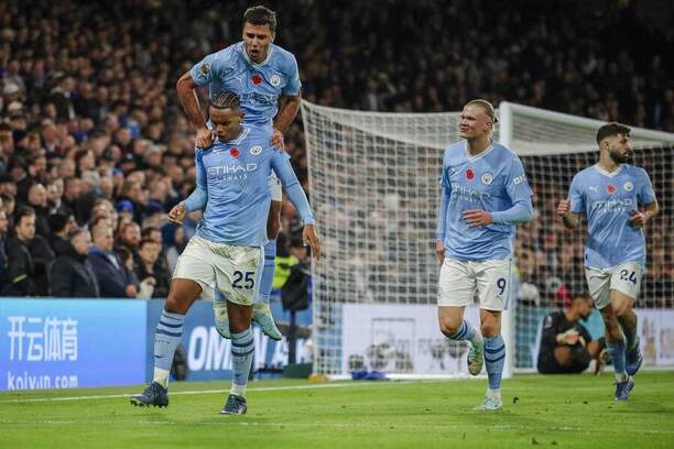 Fotbalisté Manchesteru City se radují z branky proti Chelsea