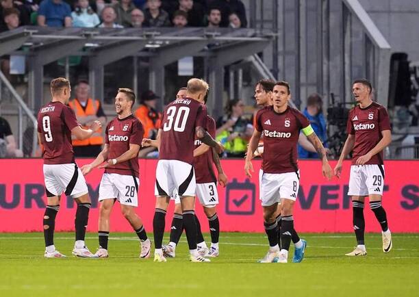 Sparťané se radují z gólu Tomáše Wiesnera proti Shamrocku