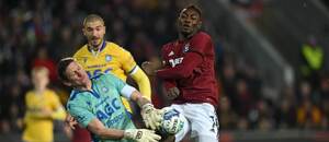Olatunji v souboji s brankářem Tomášem Grigarem před rozhodující brankou Sparty Olatunji v souboji s brankářem Tomášem Grigarem před rozhodující brankou Sparty