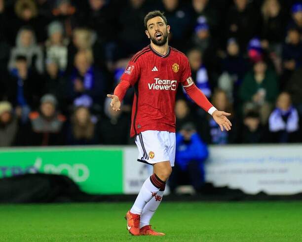 Bruno Fernandes v dresu Manchesteru United v utkání proti Wiganu