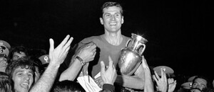 Kapitán Itálie Giacanto Facchetti s titulem pro mistra Evropy ve fotbale Kapitán Itálie Giacanto Facchetti s titulem pro mistra Evropy ve fotbale