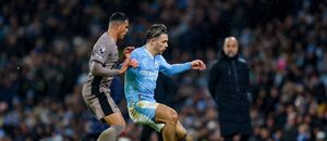 Pedro Porro a Jack Grealish při prosincovém střetnutí v lize