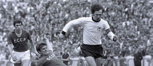 Franz Beckenbauer v dresu Západního Německa je atakován hráčem SSSR